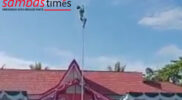Aksi Rajili Pelajar SMKN 1 Semparuk memanjat Tiang Bendera saat tali Bendera Merah yang akan dikibarkan putus