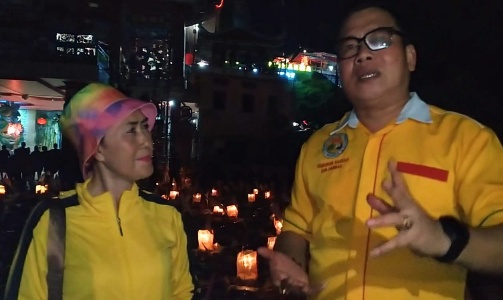 Atong Ketua Yayasan Tri Dharma didampingi Camat Pemangkat Sherly Narulita, Jumat (12/8/2022) malam