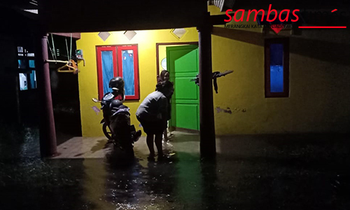 Beberapa rumah warga di Komplek Didis Permai tergenang air, tampak warga sibuk berkemas rumah, Rabu (3/8/2022) malam