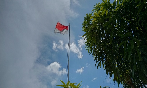 Bendera Merah Putih.