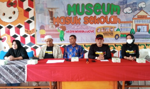 Bidang Budaya Dinas Pendidikan Kabupaten Sambas mengenalkan koleksi Museum Daerah di SMAN 2 Paloh. 