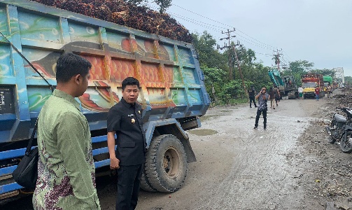  Bupati Sambas Satono datangi Truk Pengangkut Sawit amblas dijalan pekerjaan pemerintah di Desa Dalam Kaum, Sambas, Kamis (25/8/2022).