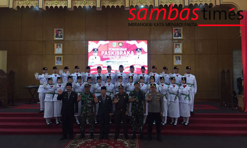 Bupati Sambas Satono foto bersama Paskibraka Kabupaten Sambas, Senin (15/8/2022) di Aula Kantor Bupati Sambas.