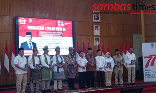 Bupati Sambas Satono mengabadikan momen kunjungan Wakil Ketua MPR RI dengan foto bersama, Rabu (24/8/2022).