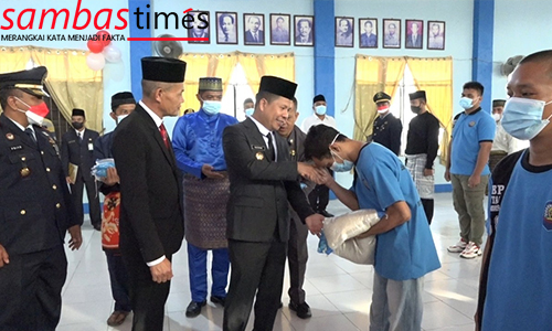 Bupati Sambas Satono saat menyampaikan SK Remisi secara simbolis bagi 276 warga binaan Rutan Sambas, Rabu (17/8/2022) pagi.