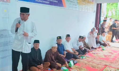 Burhanudin A Rasyid Bupati Sambas Periode 2001-2011 memberikan motivasi Panitia Pembangunan Masjid 1001 Kubah, Senin (22/8/2022).