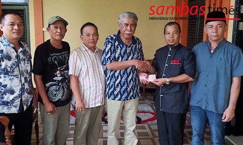 Burhanudin A Rasyid Bupati Sambas Periode 2001–2006 dan 2006–2011 berwakaf pembebasan lahan Masjid 1001 Kubah