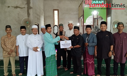 Camat Sejangkung Indra Gunawan menyerahkan bantuan biaya bedah rumah, Jumat (5/8/2022).