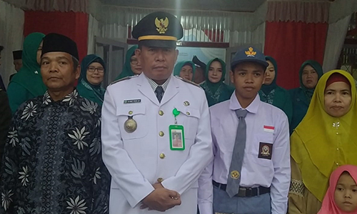 Camat Semparuk Slamet Riadi foto bersama Rajili, Guru dan Orang Tua, Rabu (17/8/2022) usai Upacara Penurunan Bendera.