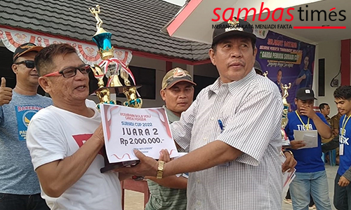 Camat Semparuk Slamet Riyadi menyerahkan piala juara II Voli Garda Pemuda Suriadi Cup 2022, Senin (15/8/2022) sore