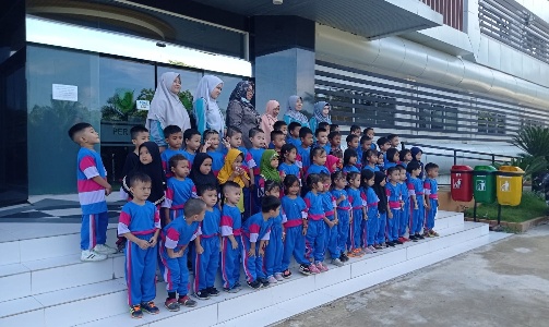 Dinas Arpusda menyambut kunjungan siswa TK Satu Atap SDN 15 Sempalai, Jumat (26/8/2022).