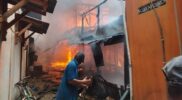 Dua Rumah dan Satu KUD terbakar di Pasar Simpang Empat, tampak petugas sibuk memadamkan api. (Foto Istimewa)