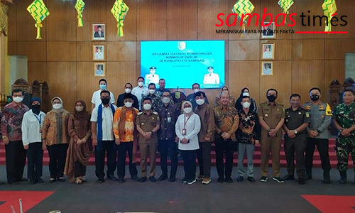 Foto bersama Bupati Sambas dan Komisi IX DPR RI beserta Forkopimda dan Pimpinan OPD, Senin (8/8/2022) di Aula Utama Kantor Bupati Sambas.