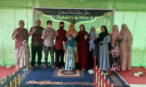 Guru TK Pembina foto bersama usai memperingati Tahun Baru Islam 1 Muharram 1444 Hijriah, Jumat (5/8/2022).