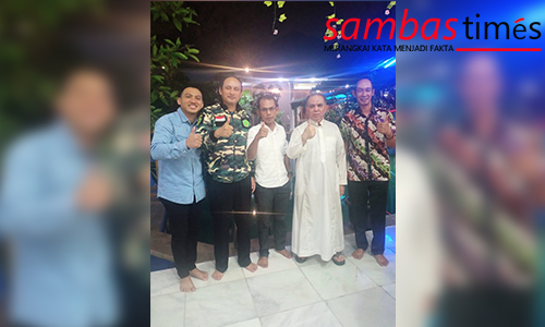 Haidar Alwi Tokoh Toleransi Nasional berfoto bersama Koordinator Jawa Barat dan Arsitek Pembangunan Masjid 1001 Kubah di Jakarta