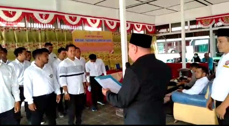  Camat Jawai Izami melantik pengurus Karang Taruna Kecamatan Jawai, Kamis (25/8/2022)