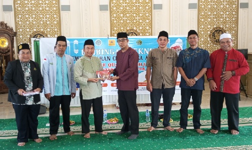 Kadisdikbud Kabupaten Sambas Sumekto Hadi Suseno menerima buku Quantum Hijaiyah, Sabtu (6/8/2022) di Masjid Almanar, Tebas. 