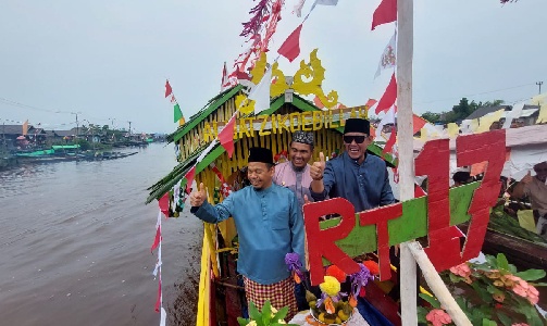 Kemeriahan Festival Turun Sungai 1444 Hijriah, Jumat (5/8/2022) yang digelar Desa Tengguli, tampak perahu hias menyemarakan acara tersebut