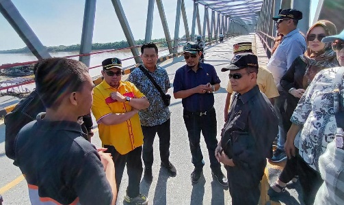  Komisi IV DPRD Kalbar meninjau aktivis bongkar muat di Jembatan Kartiasa, Jumat (19/8/2022).
