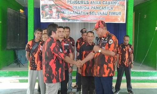 Mayadi Satar melantik pengurus Pemuda Pancasila Kecamatan Selakau Timur, Kamis (11/8/2022).