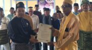 Misni Safari Ketua MABM Kabupaten Sambas menyerahkan SK Kepengurusan MABM Kecamatan Tangaran, Sabtu (13/8/2022)