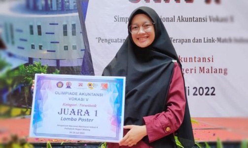 Nur Aulia Mahasiswa Prodi AKP, Jurusan Manajemen Informatika Poltesa yang berhasil menjuarai Lomba Poster OAV 2022 di Poltek Negeri Malang