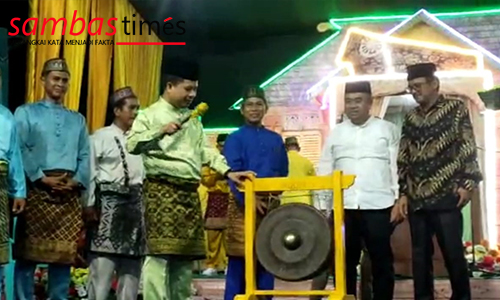 Pemukulan gong oleh Bupati Sambas sebagai tanda ditutupnya pelaksanaan MTQ ke XI Kecamatan Tebas