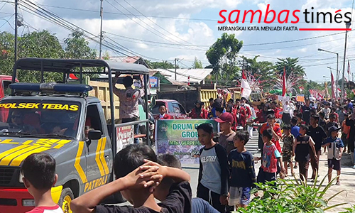 Suasana Karnaval di Kecamatan Tebas, tampak Mobil Kepolisian Polsek Tebas turut menyukseskan peringatan HUT RI ke-77 tersebut.
