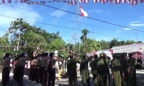 Suasana saat pemerintah Desa Pusaka Melaksanakan Upacara Kenaikan Bendera di Tugu Veteran.