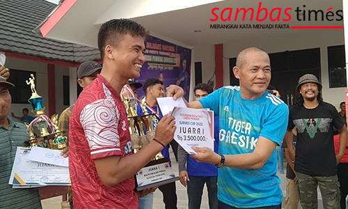 Suriadi Wakil Ketua DPRD Sambas menyerahkan Piala dan Hadiah Turnamen Voli Suriadi Cup, Senin (15/8/2022)