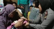 Usai Berhasil Ditemukan, Kapolsek Pemangkat menyerahkan Bayi Perempuan ke Ibu Kandungnya