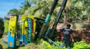 Usai menabrak kendaraan bermotor, Dump Truk yang di kendarai GI menabrak Tiang Telepon, Senin (1/8/2022)