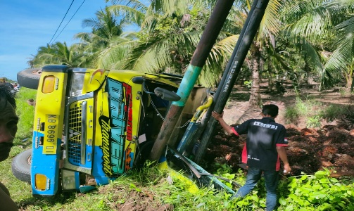 Usai menabrak kendaraan bermotor, Dump Truk yang di kendarai GI menabrak Tiang Telepon, Senin (1/8/2022)