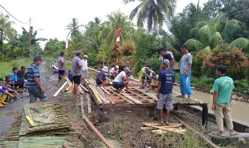 Warga RT 001 RW 001 Dusun Sungai Dungun, Desa Sabaran Kompak Bangun Pos Kamling