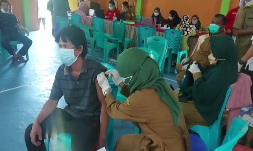 Warga melaksanakan vaksinasi massal Covid-19, Selasa (9/8/2022) di Desa Beringin, Kecamatan Sajad