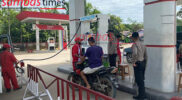 Anggota Polres Sambas memantau pendistribusian BBM di SPBU