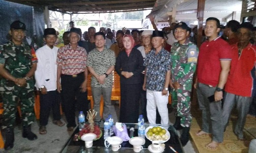 Bupati Sambas Satono menyambangi nelayan tradisional Pemangkat dan mendengarkan langsung keluhan mereka pada acara Himpunan Nelayan Seluruh Indonesia (HNSI) di Pemangkat.