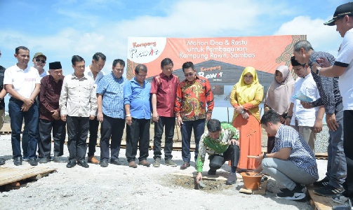Bupati Sambas Satono meletakkan batu pertama pembangunan Restoran Kampung Rawit, Sabtu (10/9/2022).