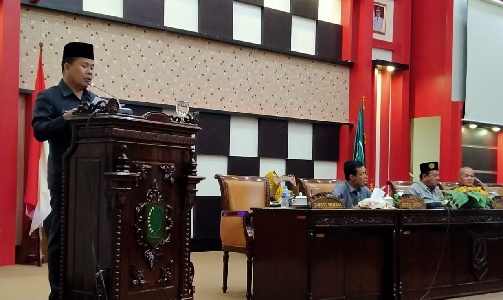Bupati Sambas Satono menyampaikan tanggapan terdapat Dua Raperda Inisiatif DPRD, Senin (12/9/2022) di Ruang Sidang Utama Kantor DPRD Sambas.