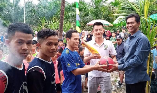  Camat Tebas Dedi Zulkarnain didampingi Anggota DPRD Sambas Bui Kiong menyerahkan bola kepada wasit.