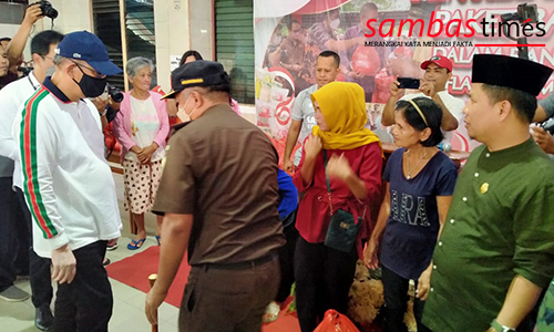 Gubernur Kalbar Sutarmidji didampingi Bupati Sambas Satono dan Forkopimda menyalurkan bantuan di Desa Pasar Melayu, Jumat (23/9/2022).