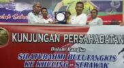 Heri Afrizal Ketua PB Borneo bertukar cendramata pada kunjungan Silaturahmi Bulutangkis di Serawak