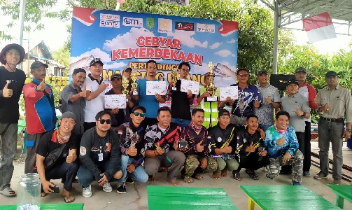 Juara Lomba Mancing Udang Gebyar Merdeka foto bersama Anggota DPRD Sambas dan Kades Rambi, Minggu (4/9/2022)