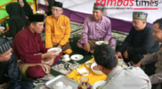 Kadis Dikbud Kab Sambas Samekto Hadi Suseno menikmati Bubor Padas bersama undangan