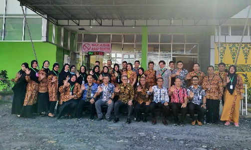 Kadis Kesehatan Kabupaten Sambas Uray Hendy Wijaya foto bersama usai kegiatan Lokakarya Mini Bulanan, Kamis (22/9/2022) di Puskemas Semparuk. 