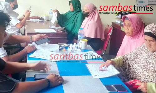 Kelompok Penerima Manfaat (KPM) Desa Rambayan menerima BLT BBM di Kantor Camat Tekarang, Kamis (15/09/22).