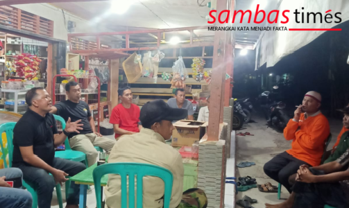 Kepala Desa Saing Rambi memimpin rapat persiapan MTQ Kecamatan Sambas, Rabu (21/9/2022) malam di Desa Saing Rambi (Foto: Muhammad Ridho) 