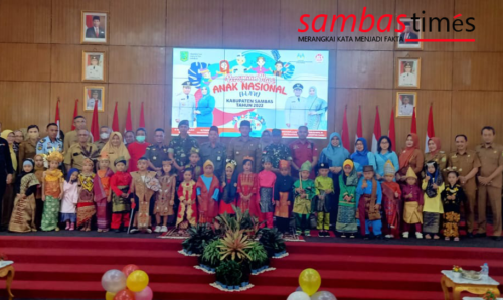 Kepala Dinas P3AP2KB Kabupaten Sambas dr Fatah Maryunani foto bersama, Selasa (27/9/2022) di Aula Utama Kantor Bupati Sambas.