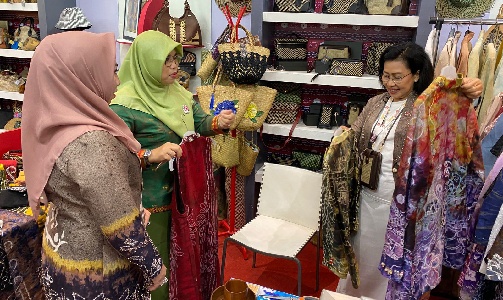 Ketua TP-PKK Kabupaten Sambas Hj Yunisa Satono memperkenalkan produk Kabupaten Sambas pada Pemeran Kriyanusa di Jakarta. 