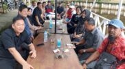 Komisi II DPRD Sambas berdiskusi tentang objek wisata di salah satu Cafe di Danau Sebedang